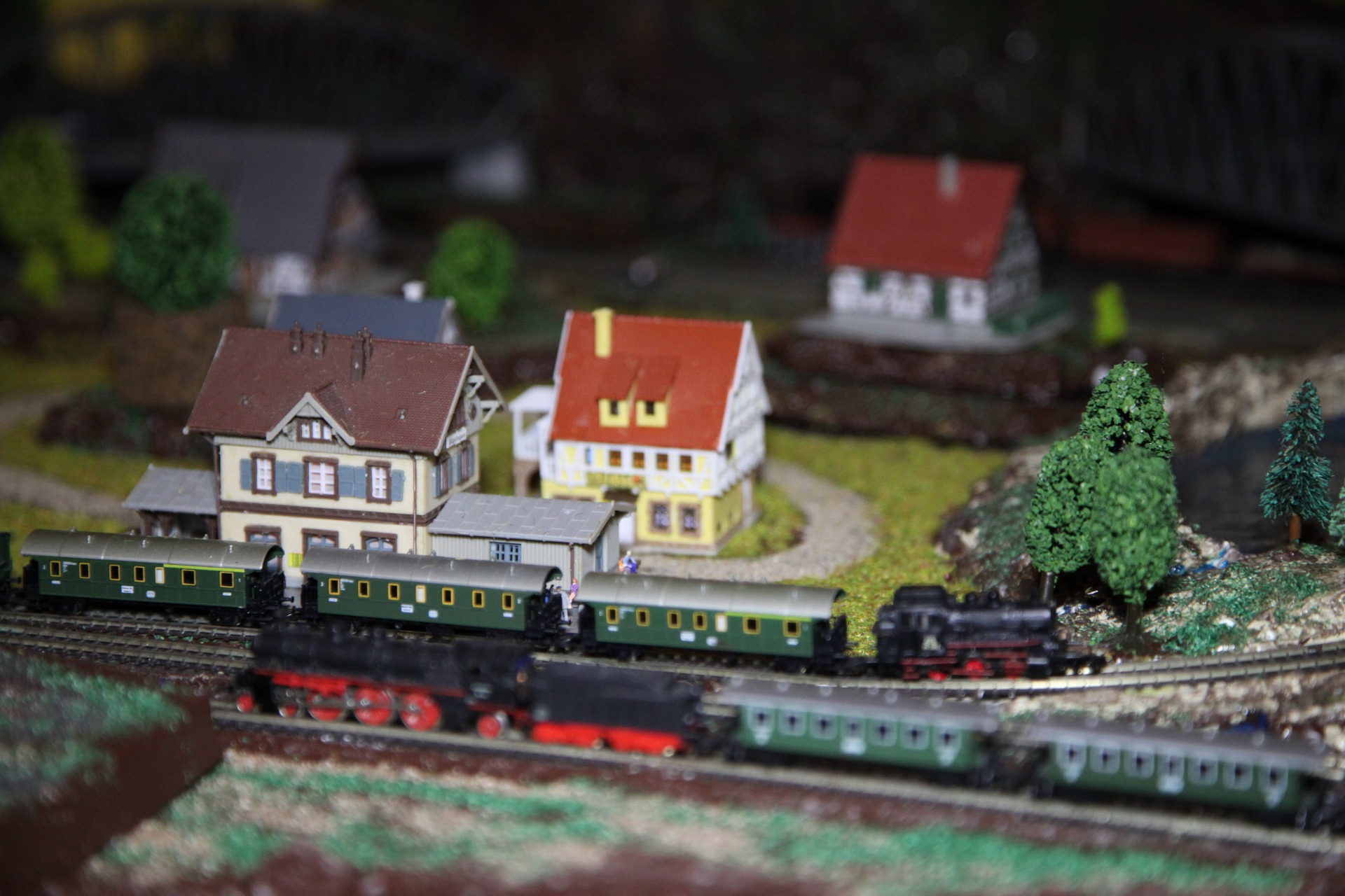 Modellen har två tågsätt. Båda Märklin där det långa har ett lok med tender modell BR 01 och det mindre är ett tanklok BR 89.