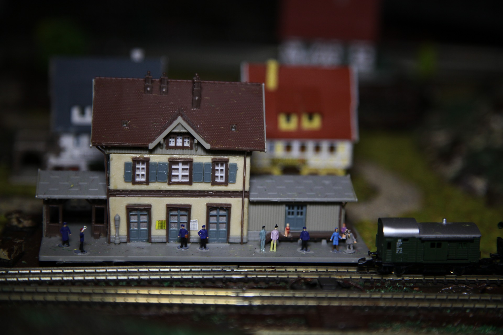 Så här långt får en tysk modell representera Hennans station. Tyvärr finns Hennans station endast som byggsats endast i skala H0 från bl a Moba-Art, se https://www.modellrallaren.se/?p=3416