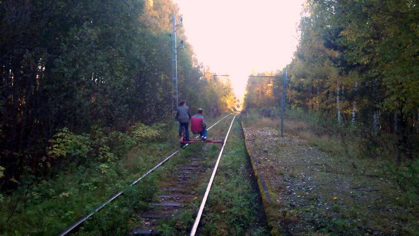 Bild mot väster från år 2010, där vi ser Fredriksfors perrong. Stationshuset låg till höger i bild.  - Plötsligt passerade en dressin.