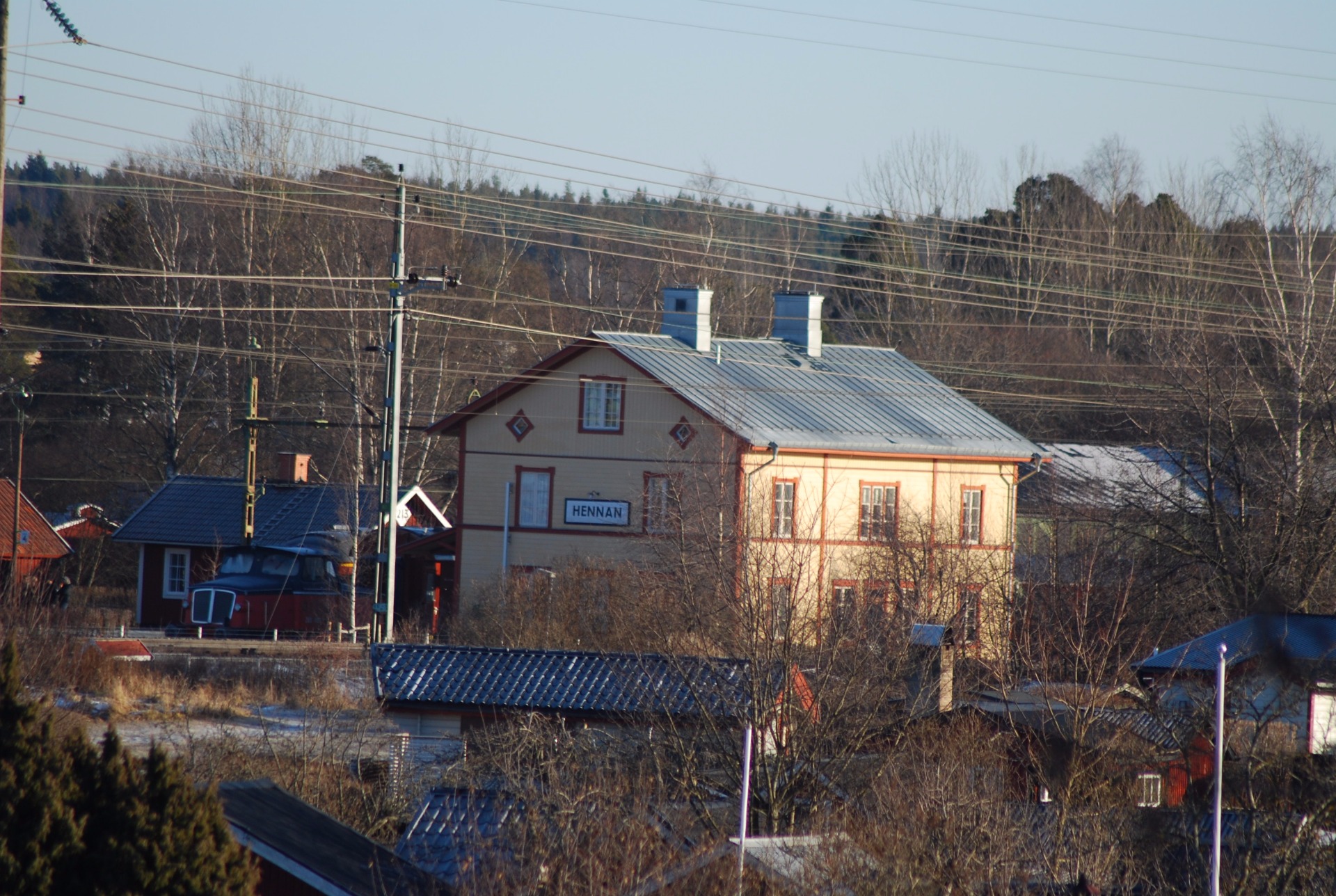 Min dagliga utsikt hemma i Gävle  mot den flyttade  Hennans station OCH en banvaktarstuga vid Järnvägsmuseet i Gävle.